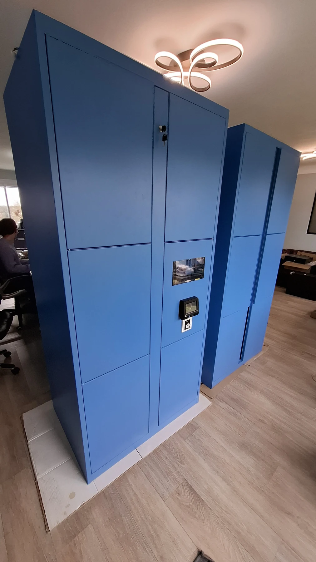 Photographie réelle du mobilier bleu foncé du projet Lyon, pendant sa préparation.